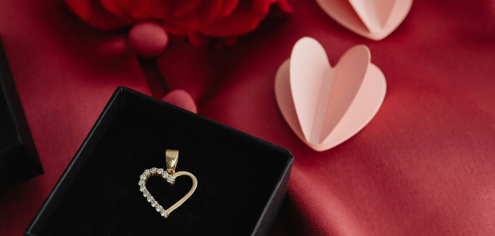 Regalos que duran para siempre: joyas de oro para este San Valentín